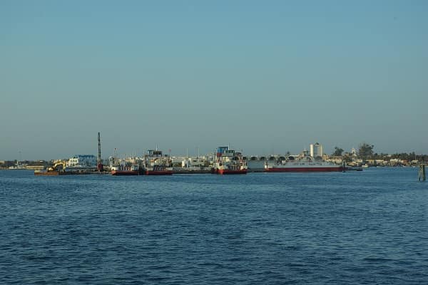 Bacs au port d'Ajim