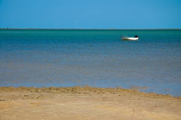 Barque et ciel bleu à Djerba