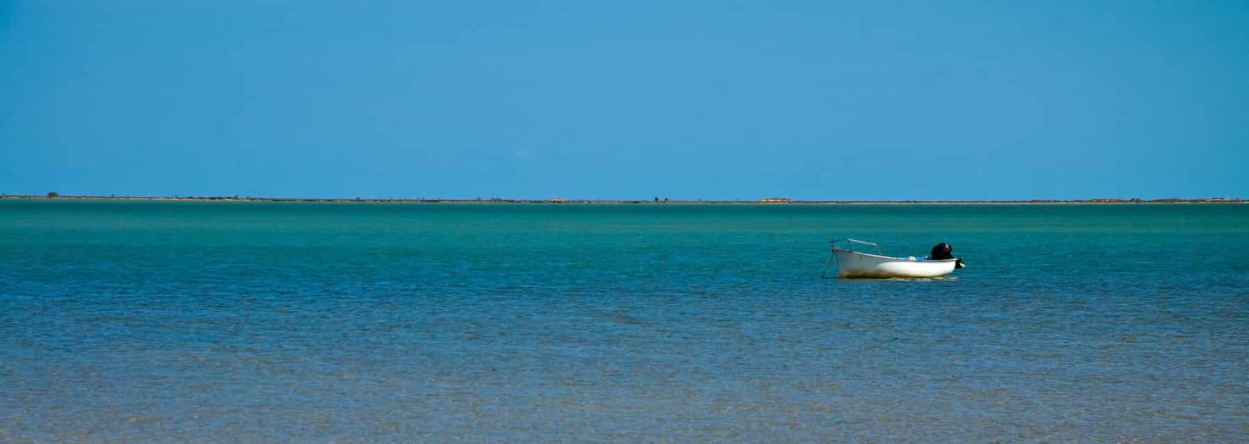 Barque et ciel bleu à Djerba